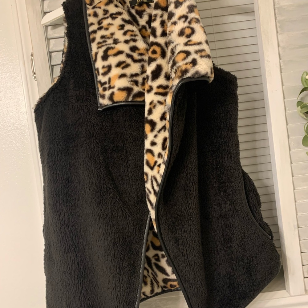 Black and leopard Sherpa vest